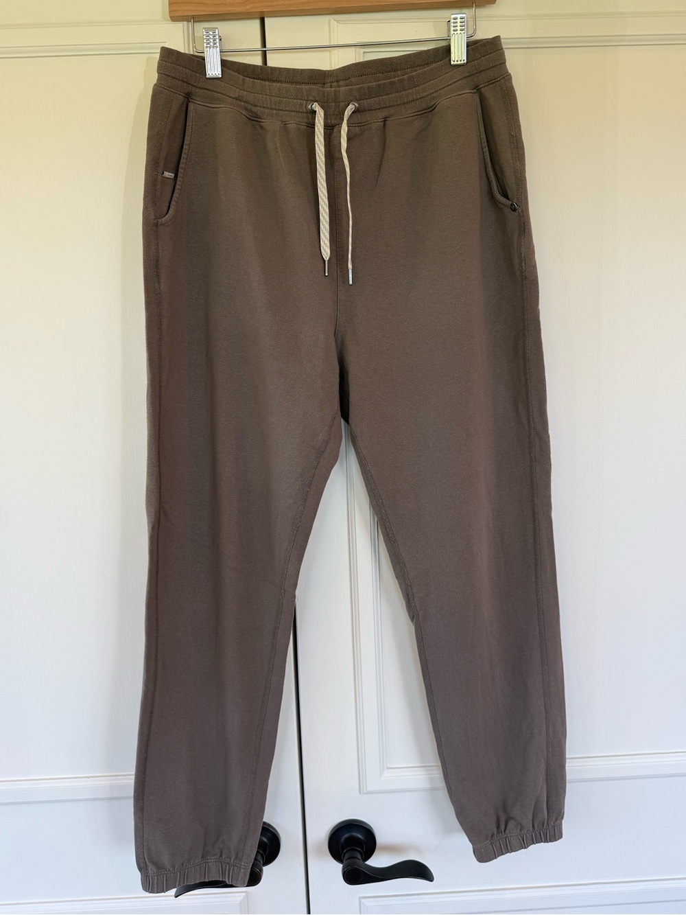Vuori drawstring sweatpants in taupe brown, size M